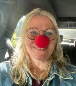 Vibeke smiler med kolovnenæse på til verdens smiledag
