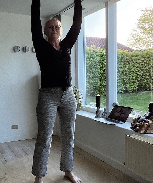 WebQigong Vibeke Fraling hjemme i stuen 2