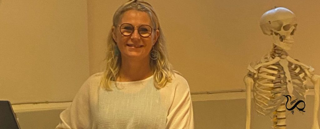 certificeret Qigong instruktør uddannelse - Vibeke Fraling og skelettet Mr. Bones